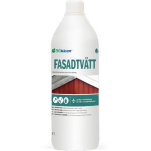 Biała butelka środka czyszczącego Biokleen Fasadtvätt do mycia elewacji z zielono-niebieskim napisem i zdjęciem drewnianej elewacji budynku na etykiecie