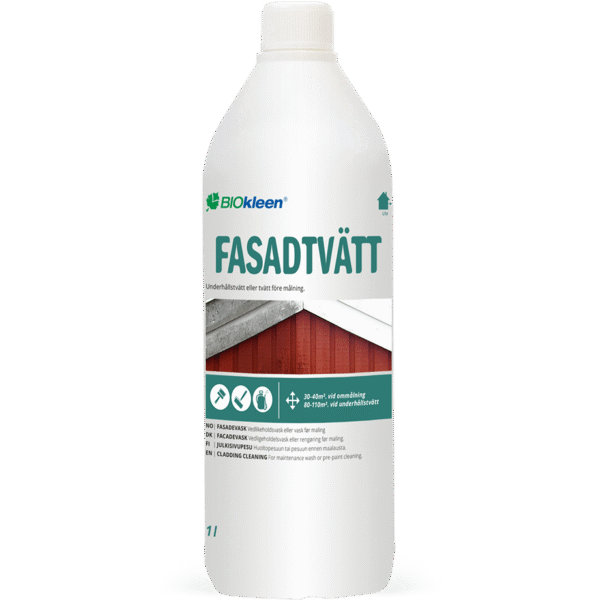 Biała butelka środka czyszczącego Biokleen Fasadtvätt do mycia elewacji z zielono-niebieskim napisem i zdjęciem drewnianej elewacji budynku na etykiecie