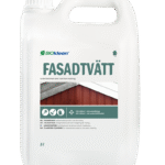 Biały plastikowy kanister 5 litrów z zielonym i niebieskim napisem Fasadtvätt, środek do mycia elewacji, z obrazem czerwonej drewnianej ściany i instrukcjami zastosowania w kilku językach.