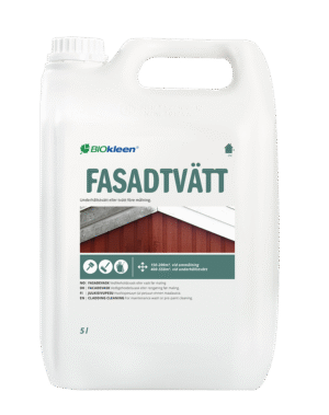 Biały plastikowy kanister 5 litrów z zielonym i niebieskim napisem Fasadtvätt, środek do mycia elewacji, z obrazem czerwonej drewnianej ściany i instrukcjami zastosowania w kilku językach.