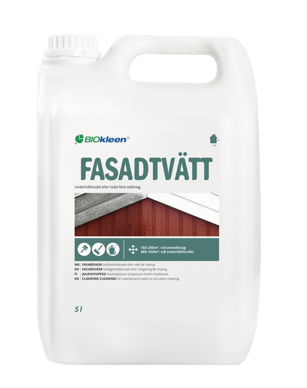 Biały plastikowy kanister 5 litrów z zielonym i niebieskim napisem Fasadtvätt, środek do mycia elewacji, z obrazem czerwonej drewnianej ściany i instrukcjami zastosowania w kilku językach.