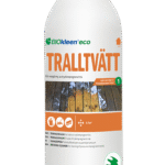 Biały plastikowy pojemnik o pojemności 1 litra z etykietą produktu Biokleen eco TRALLTVÄTT, środka do czyszczenia drewna impregnowanego ciśnieniowo, z obrazem czyszczonej drewnianej powierzchni i informacjami w kilku językach oraz symbolem ekologicznym Bra Miljöval