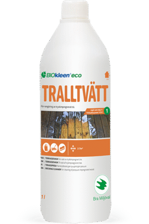Biały plastikowy pojemnik o pojemności 1 litra z etykietą produktu Biokleen eco TRALLTVÄTT, środka do czyszczenia drewna impregnowanego ciśnieniowo, z obrazem czyszczonej drewnianej powierzchni i informacjami w kilku językach oraz symbolem ekologicznym Bra Miljöval