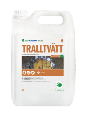 Biały kanister 5 litrów z ekologiczny środkiem do czyszczenia drewna impregnowanego pod nazwą TRAILLTVÄTT marki BIOkleen eco, z ilustracją czyszczonej drewnianej powierzchni i oznaczeniem powierzchni do 25-35 m²