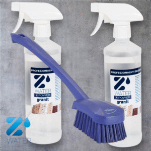 Dwa przezroczyste sprayowe butelki z profesjonalnym środkiem czyszczącym do granitu Z-Water X-Power na tle szarej powierzchni oraz niebieska szczotka do czyszczenia z długim uchwytem i gęstym włosiem umieszczona przed butelkami.