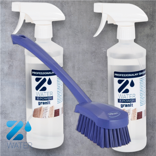 Dwa przezroczyste sprayowe butelki z profesjonalnym środkiem czyszczącym do granitu Z-Water X-Power na tle szarej powierzchni oraz niebieska szczotka do czyszczenia z długim uchwytem i gęstym włosiem umieszczona przed butelkami.