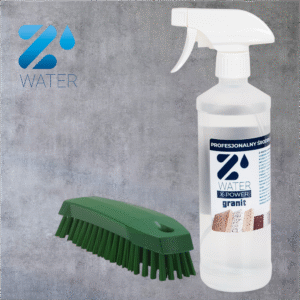 Butelka sprayu do czyszczenia Z Water X-Power granit i zielona szczotka na szarym tle z logo Z Water w lewym górnym rogu